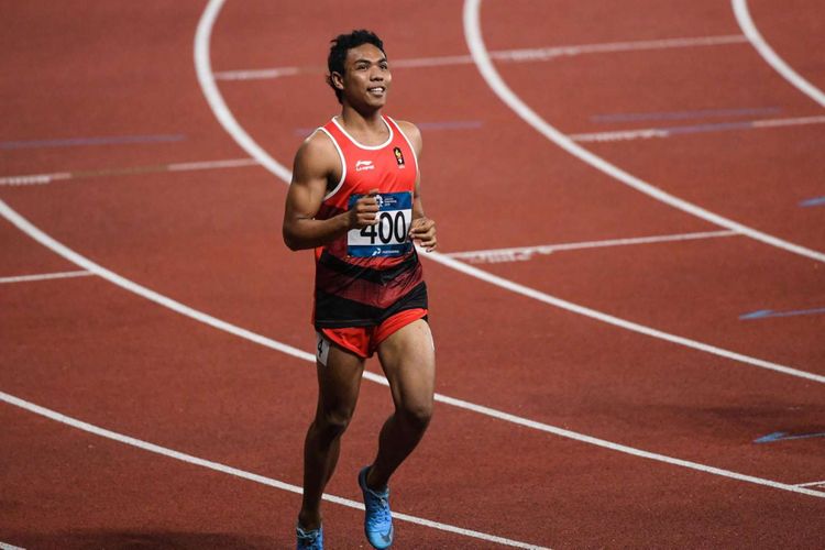 Pelari Indonesia Lalu Muhammad Zohri (no.400) beradu kecepatan dengan pelari lainnya saat babak semifinal lari 100 meter putra Asian Games 2018 di Stadion Utama Gelora Bung Karno Senayan, Jakarta, Minggu (26/8/2018).