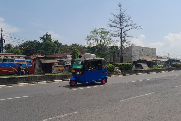 Arus lalu lintas di Tanjungpura, Karawang, Jawa Barat pada Jumat (21/4/2023) siang.