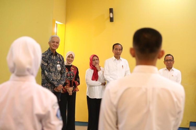 Gubernur Ganjar Pranowo menemani Presiden Jokowi berkunjung di SMKN Jateng di Semarang, Rabu (30/8/2023).