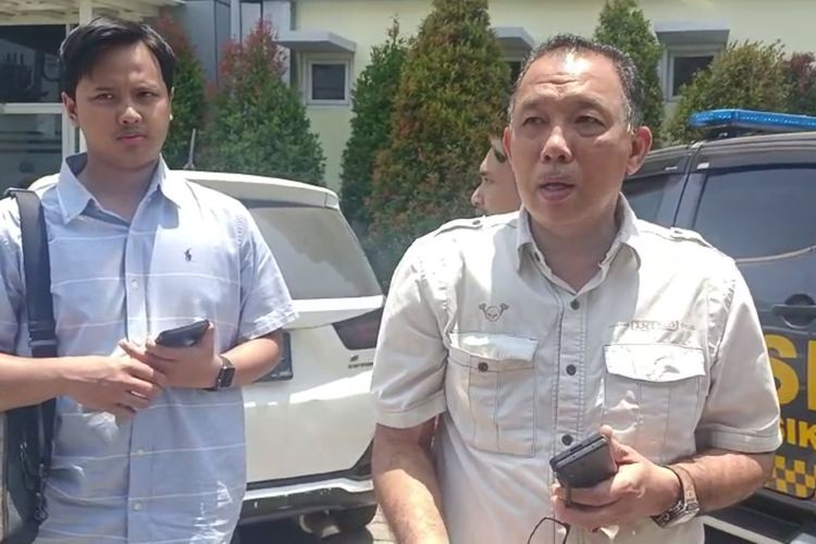 Abdul Malik (kanan) kuasa hukum siswi berinisial SA, saat memberikan keterangan kepada awak media di Mapolres Gresik, Jawa Timur.