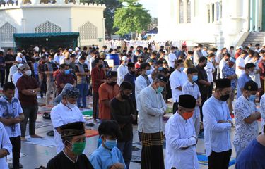 Jemaah memadati Masjid Raya Medan untuk menjalankan shalat Idul Adha, Selasa (20/7/2021).