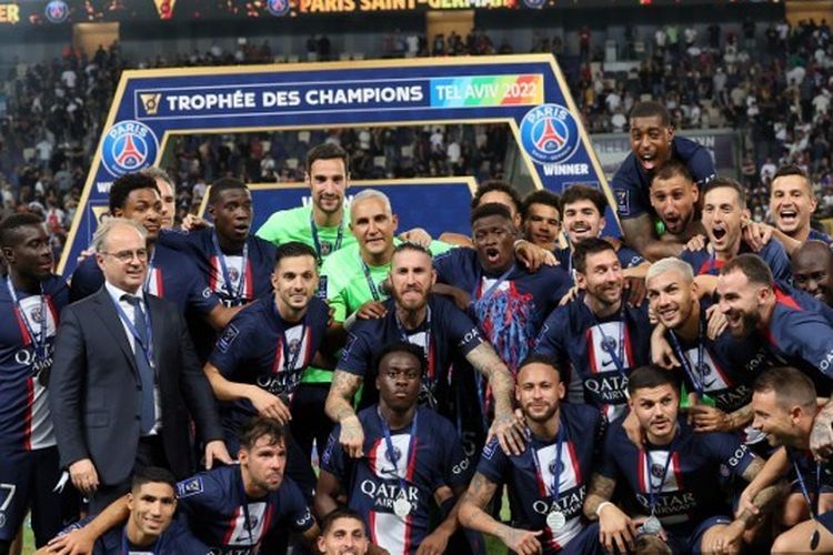 Skuad Paris Saint-Germain (PSG) merayakan gelar juara Piala Super Perancis setelah mengalahkan Nantes dalam laga yang berlangsung di Stadion Bloomfield, Tel Aviv, Israel, Senin (1/8/2022) dini hari WIB.