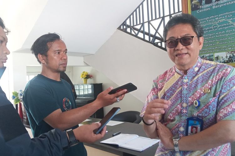 Kepala SMA Negeri 2 Cianjur Haruman Taufik saat memberikan keterangan kepada wartawan terkait kasus dugaan pemukulan yang dilakukan oknum guru terhadap siswa, kemarin sore.