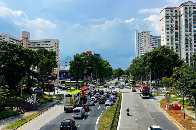 Jalan Bukit Merah, Singapura terlihat ramai kendaraan pada Sabtu siang (23/10/2021), pukul 14.48 waktu setempat. Singapura memperpanjang pembatasan sosial hingga 21 November setelah gelombang keenam Covid-19 belum menunjukan tanda-tanda mereda