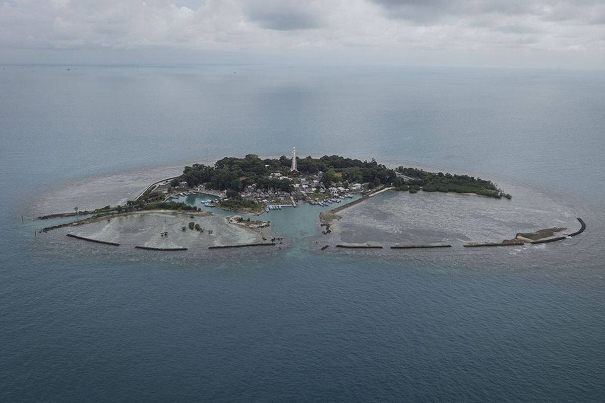 Foto dirilis pada Rabu (14/7/2021), memperlihatkan foto udara lansekap Pulau Sebira di tengah Laut Jawa. Pulau Sebira, wilayah Ibu Kota yang menyendiri di sisi paling utara Kepulauan Seribu dan sempat luput dari perhatian pemerintah kini mengalami perbaikan di berbagai sektor dan peningkatan pelayanan umum.