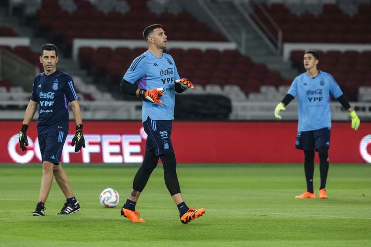 Penjaga gawang timnas Argentina,  Emiliano Martinez (tengah) melakukan sesi latihan di Stadion Utama Gelora Bung Karno, Jakarta, Minggu (18/6/2023). Timnas Indonesia bakal menjalani pertandingan melawan Argentina dalam FIFA Matchday edisi Juni 2023, Senin (19/6/2023).