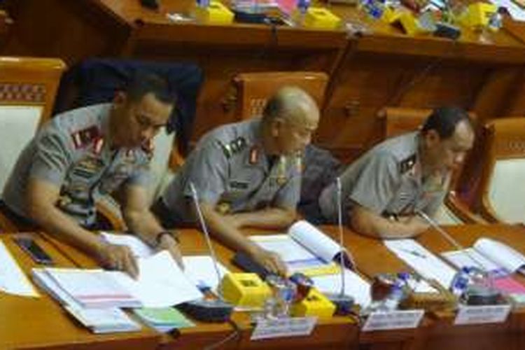 Mantan Kapolda Riau, yaitu Irjen Pol Dolly Bambang Hermawan (tengah) dan Brigjen Pol Supriyanto (paling kanan) serta Kapolda Riau saat ini, Brigjen Pol Zulkarnain dalam rapat panitia kerja kasus kebakaran hutan dan lahan di Kompleks Parlemen, Senayan, Jakarta, Kamis (27/10/2016)