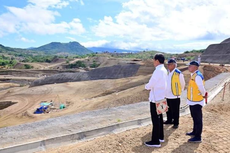 Presiden Jokowi meninjau progres pembangunan Bendungan Mbay di Kabupaten Nagekeo, Selasa (5/11/2023) 