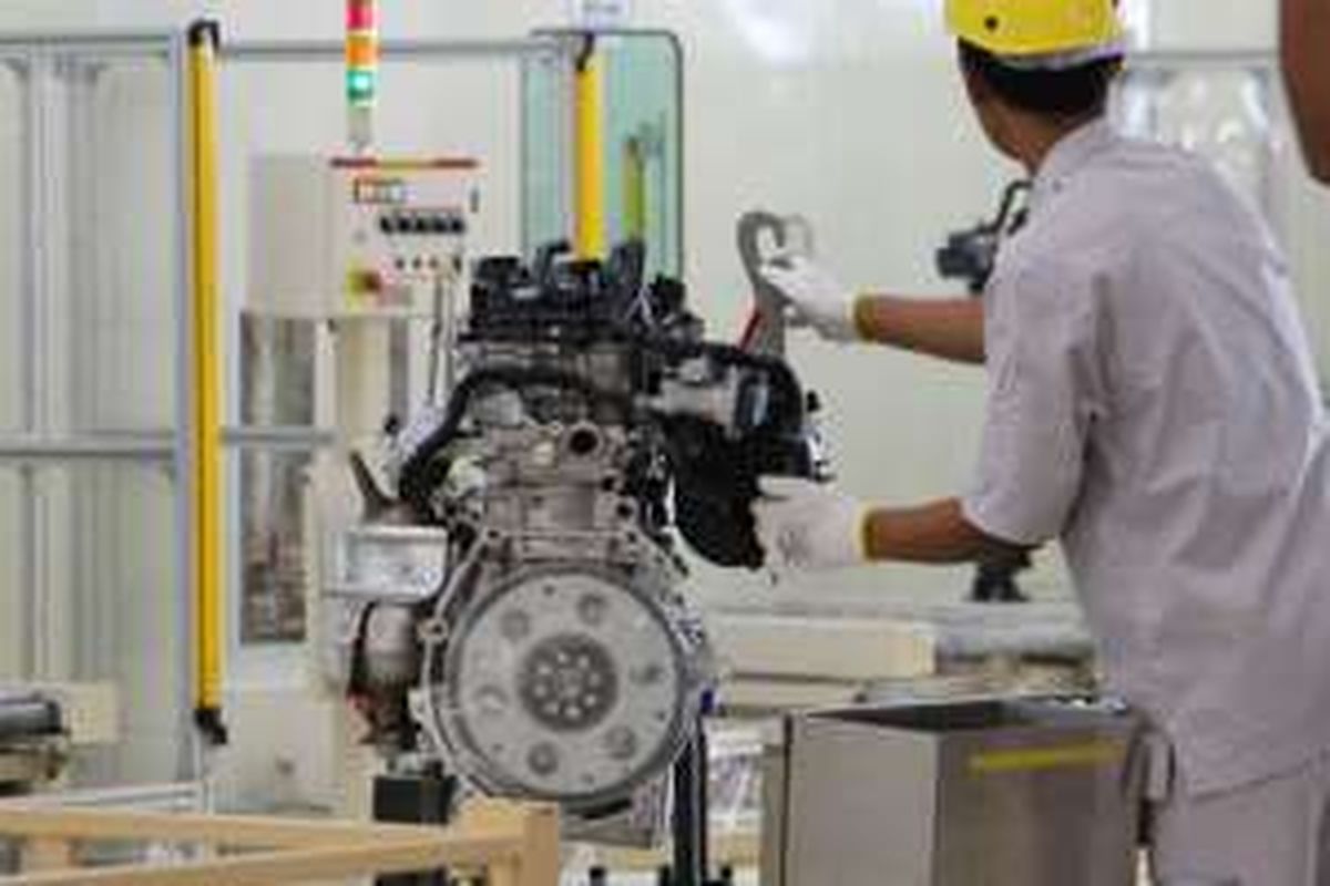 Mesin R-NR yang sedang dalam proses produksi di pabrik baru Toyota Karawang Plant 3.