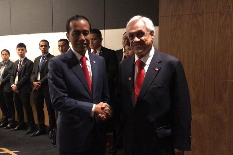 Presiden Joko Widodo saat menyambut Presiden Chile Sebastian Pinera di ruangan pertemuan bilateral di Singapura, Rabu (14/11/2018).