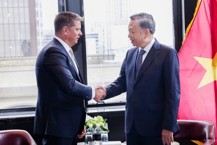 SVP SpaceX, Tim Hughes (kiri) bertemu dengan Presiden Vietnam, To Lam (kanan) di New York, AS pada 25 September 2024.