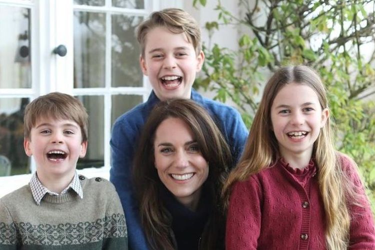 Putri Wales, Kate Middleton, mengambil foto keluarga dan kemudian membagikannya di media sosial pada Minggu (10/3/2024).