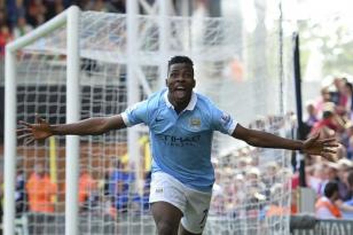 Striker Manchester City, Kelechi Iheanacho, mencetak gol ke gawang Crystal Palace pada lanjutan Premier League di Selhurst Park, Sabtu (12/9/2015)