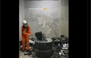 Tangkapan layar video seorang pelanggan menghancurkan televisi sebagai pelepas stres.