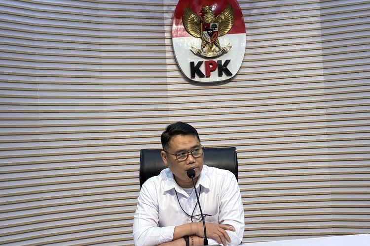 Deputi Bidang Penindakan dan Eksekusi KPK Asep Guntur Rahayu dalam konferensi pers di Gedung Merah Putih, Jakarta, Jumat (27/2/2026).