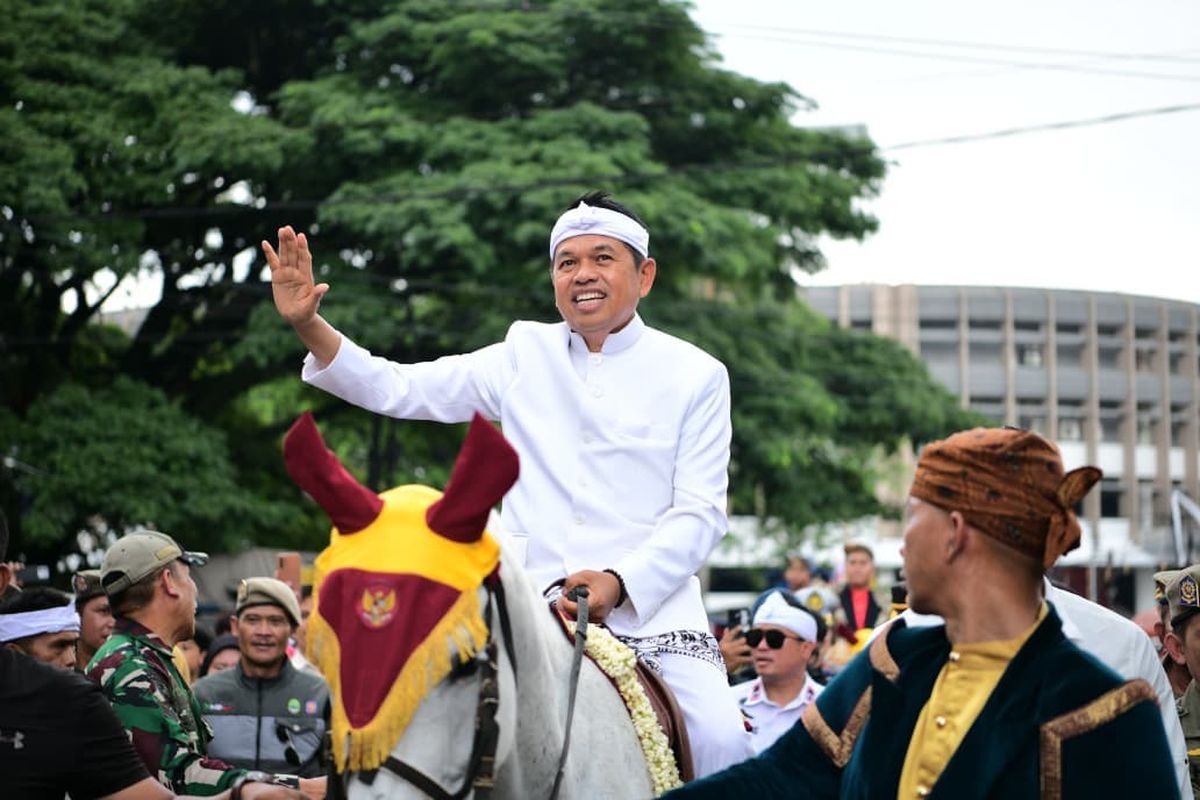 Gubernur Jawa Barat, Dedi Mulyadi saat menaiki kuda dalam kegiatan rangakaian kirab budaya HUT ke-80 Jawa Barat yang berlangsung dari Gedung Merdeka, Jalan Asia-Afrika menuju Gedung Sate, Jalan Diponegoro, Kota Bandung, Selasa (19/8/2025).