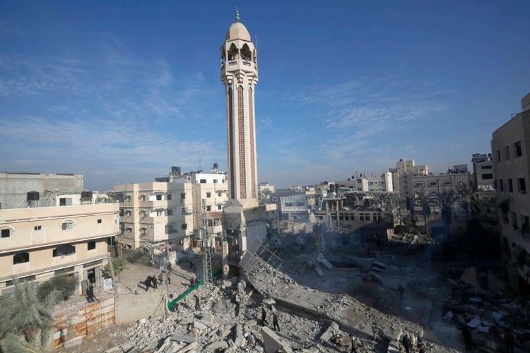 Pemandangan Masjid Agung Jaffa yang hancur setelah serangan udara Israel di Deir el-Balah, Gaza pada 8 Desember lalu.