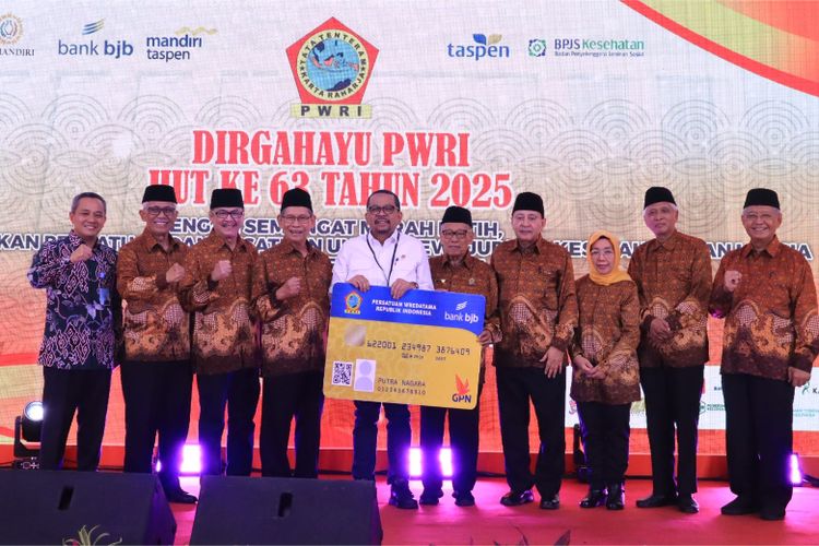bank bjb meluncurkan Kartu ATM Co-Branding bersama PWRI di Gedung Graha Wredatama, Jakarta Selatan, Minggu (5/10/2025)