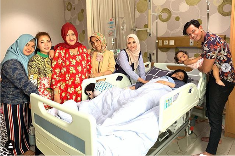 Artis peran Fairuz A Rafiq terbaring lemah di rumah sakit karena menderita luka lambung. 