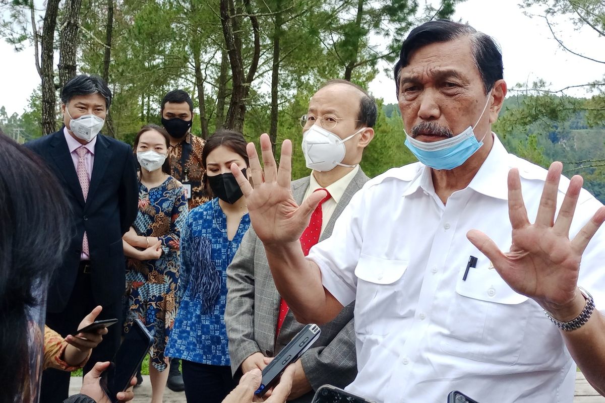 Coordinating Maritime Affairs and Investment Minister Luhut Binsar Pandjaitan (right), along with Chinas Ambassador to Indonesia Xiao Qian and Deputy Minister of Tourism and Creative Economy Angela Tanoesoedibjo, visit the Kaldera, Toba Nomadic Escape in North Sumatera on Friday, December 18, 2020.  