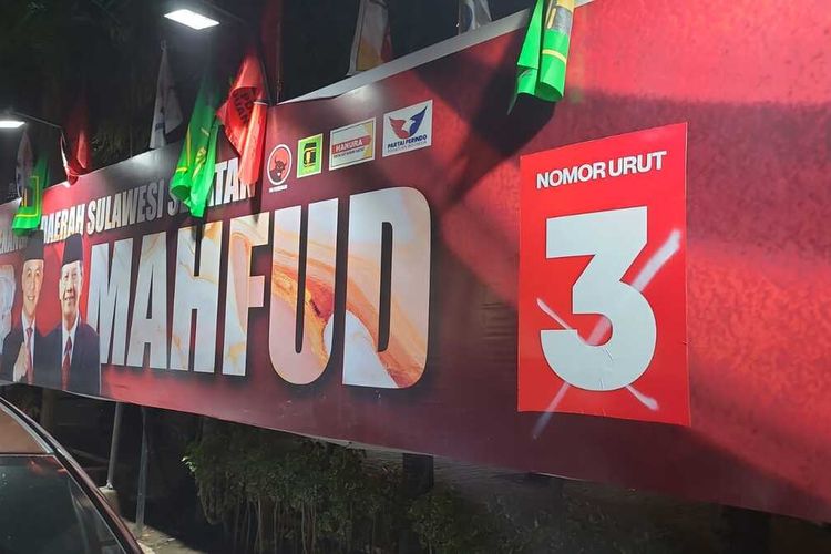 Baliho Ganjar-Mahfud yang jadi sasaran aksi vandalisme ditandai dengan lambang silang di depan posko TPD Sulsel Jalan Jendral Sudirman, Kota Makassar, Sulsel.