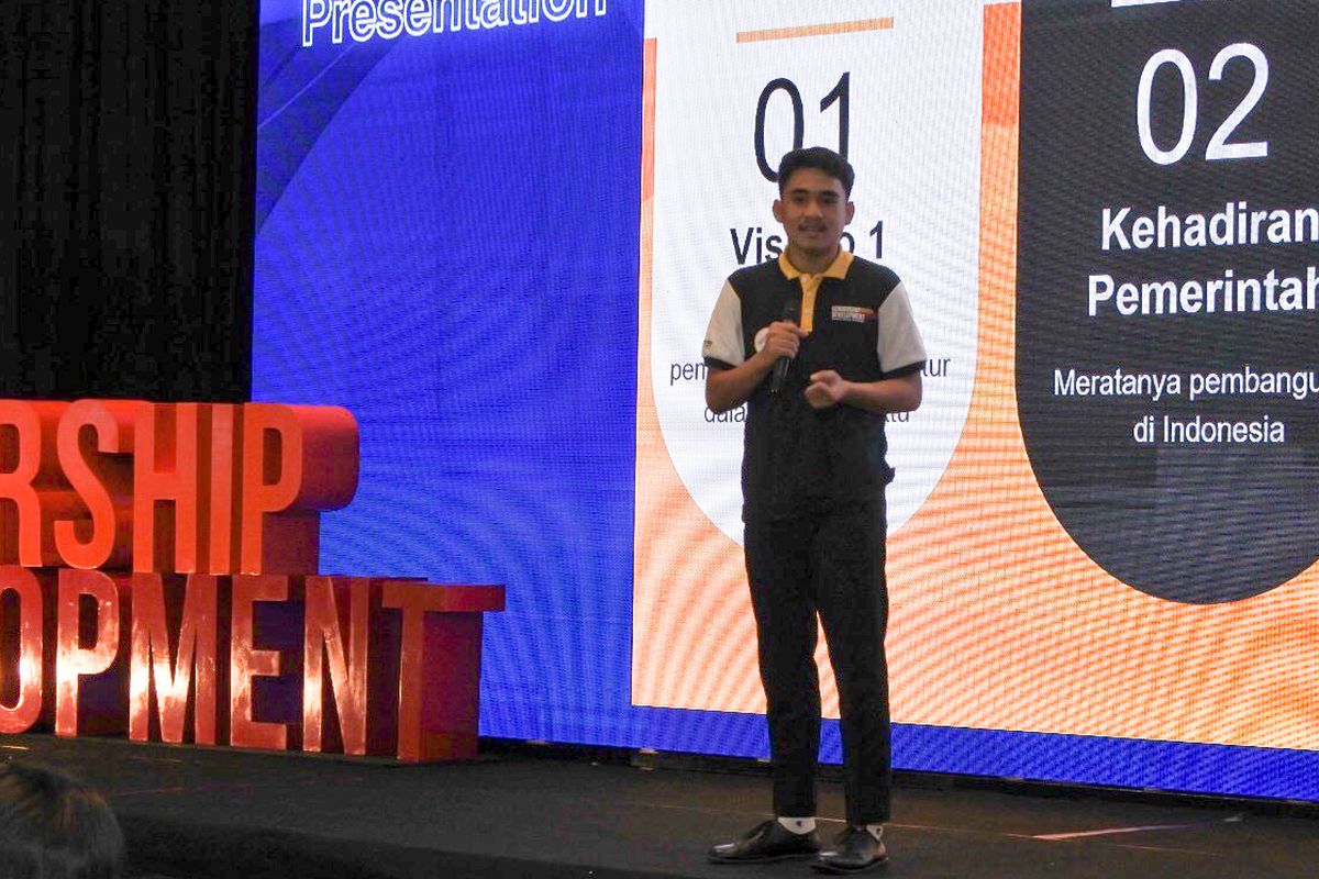 Salah satu penerima Djarum Beasiswa Plus angkatan 2019/2020, Aurelio Adolf Komuna saat mempraktikan ilmu public speaking yang didapatkannya dalam acara Leadership Development batch IV, di Hotel Harris Gubeng, Surabaya, Selasa (11/2/2020).