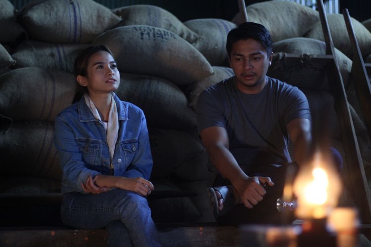 Acha Septriasa dan Deva Mahenra dalam sebuah adegan film 99  Nama Cinta.