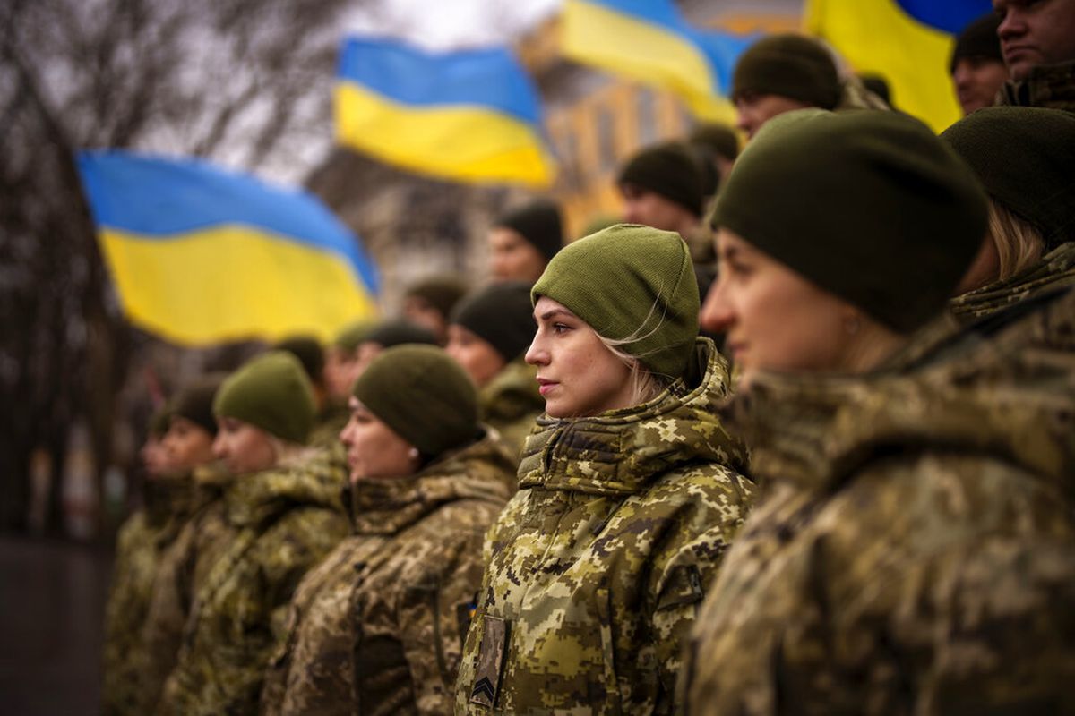 Tentara Ukraina berpose untuk foto saat mereka berkumpul untuk merayakan Hari Persatuan di Odessa, Ukraina, Rabu, 16 Februari 2022. 

