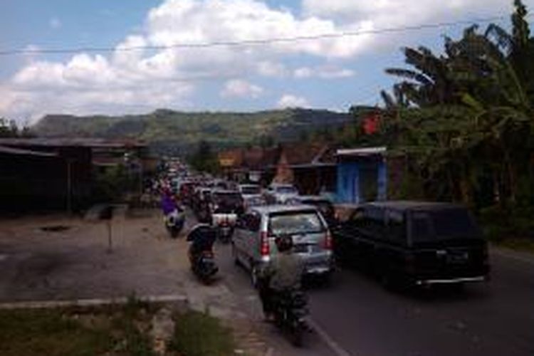 Kondisi jlan wonosari Km 14 di padati kendaraan mobil pribadi menuju kabupaten Gunungkidul