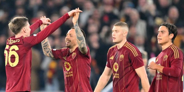Angelino merayakan gol bersama Alexis Saelemaekers, Artem Dovbyk, dan Paulo Dybala dalam pertandingan Liga Europa 2024-2025 antara AS Roma vs Eintracht Frankfurt di Stadion Olimpico, pada 30 Januari 2025. Terkini, Saelemaekers dan Dovbyk bikin gol dalam laga Liga Italia 2024-2025 antara Roma vs Como pada 2 Maret 2025. (Photo by Andreas SOLARO / AFP)