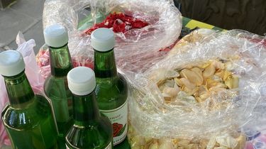 Bunga Tabur dan Air Mawar Bagian Tak Terpisahkan Saat Ziarah Lebaran