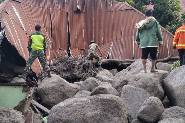 Sejumlah rumah dan bangunan ibadah rusak setelah terdampak banjir bandang di Desa Simangulampe, Kecamatan Baktiraja, Kabupaten Humbang Hasundutan, Sumatera Utara