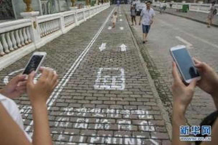 Pemerintah kota Chongqing, China menyediakan jalan khusus untuk pejalan kaki pecandu ponsel pintar agar tak mengganggu atau membayakan warga lainnya.