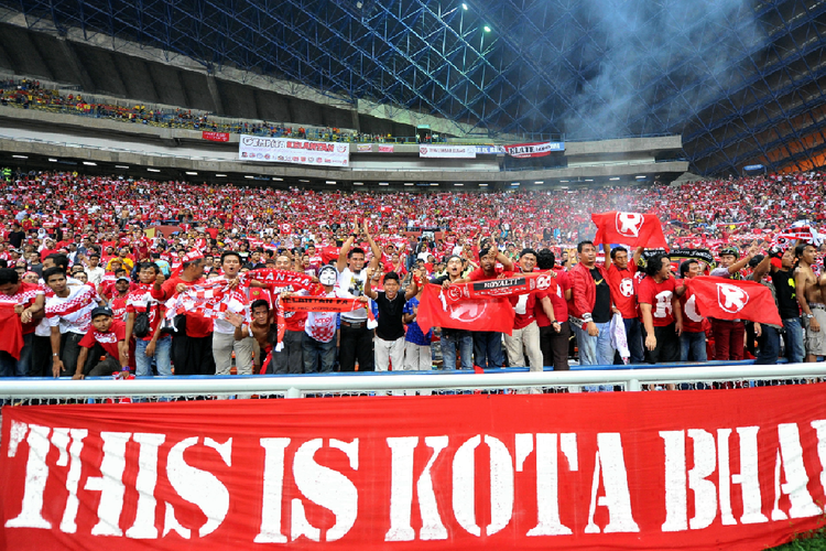 Para suporter Kelantan FA mendukung timnya kala bertanding melawan Sarawak FA pada hari Sabtu (06/4/2019).