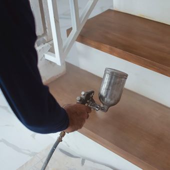 mengecat tangga kayu