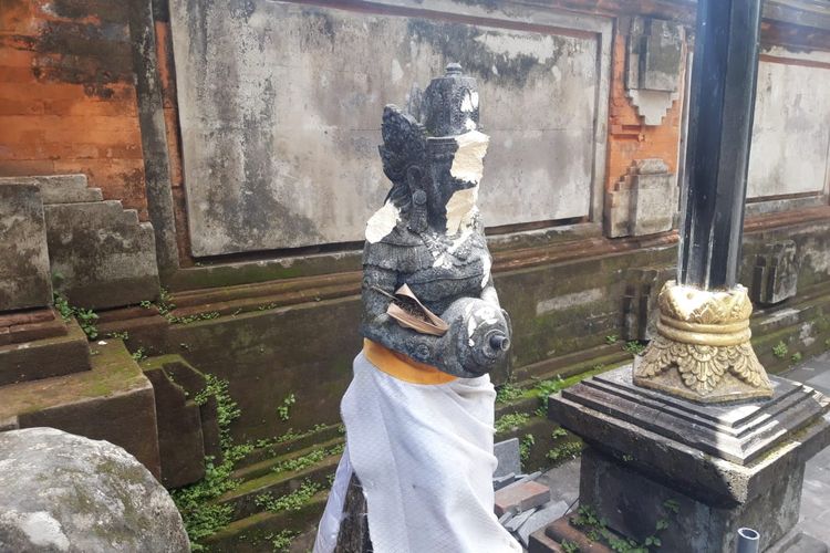 Patung yang rusak di bagian muka di Pura Jagatnatha, Denpasar, Bali.