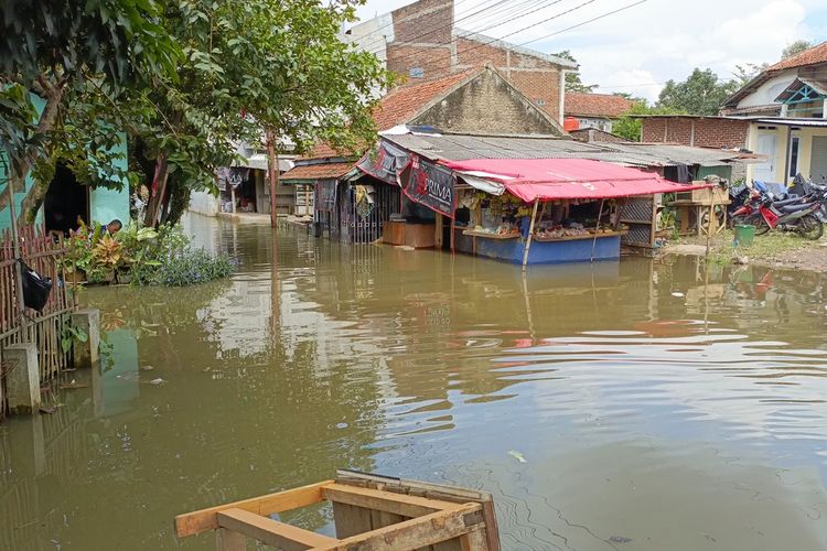 Banjir Kembali Terjang Dayeuhkolot, Lumpuhkan Jalan Utama dan Warga Mengungsi Butuh Bantuan