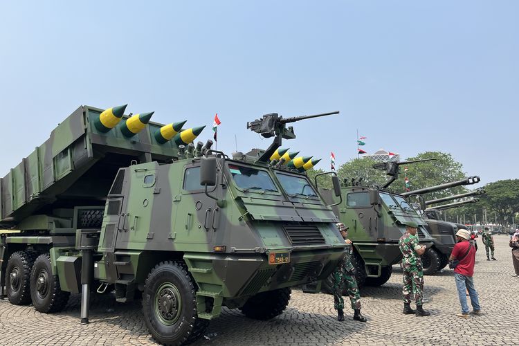 Alat peluncur roket milik Tentara Nasional Indonesia (TNI) dipamerkan di area Monumen Nasional (Monas), Jakarta Pusat, Minggu (24/9/2023).