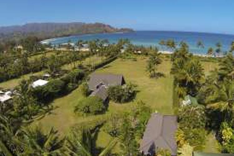 Dua pemandangan spektakuler juga menjadi suguhan The Faye Estate, yaitu birunya laut dan pegunungan Hawaii.