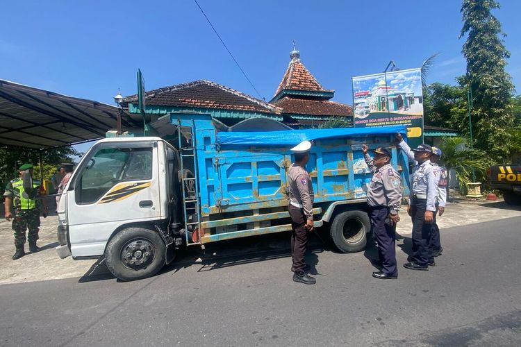 Truk tambang bermuatan lebih atau over dimensi overloading (Odol) ditindak oleh petugas gabungan karena diduga menyebakan kerusakan jalan raya. Dua truk Odol yang ditinggalkan sopir dilakukan tindakan sementara truk yang kelebihan muatan langsung diminta menurunkan muatan menyesuaikan aturan yang ditentukan.