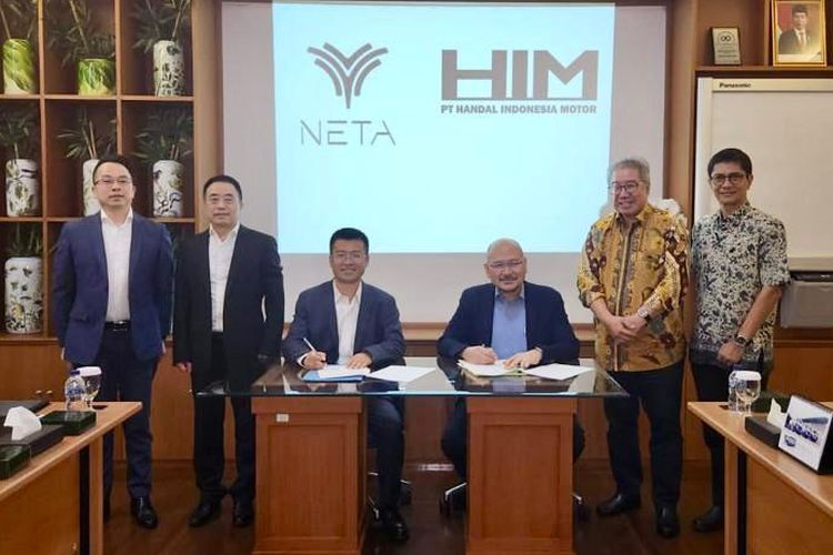 PT Neta Auto Indonesia bekerja sama dengan PT Handal Indonesia Motor (HIM) untuk merakit mobil listrik Neta di dalam negeri