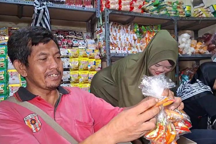 Harga cabai di Pasar Besar Ngawi melonjak tinggi hingga mencapai Rp 110.000 pada awal bulan Ramadan. Makin pedasnya harga cabai lantaran minimnya stok cabai di Kabupaten Ngawi, Jawa Timur. 