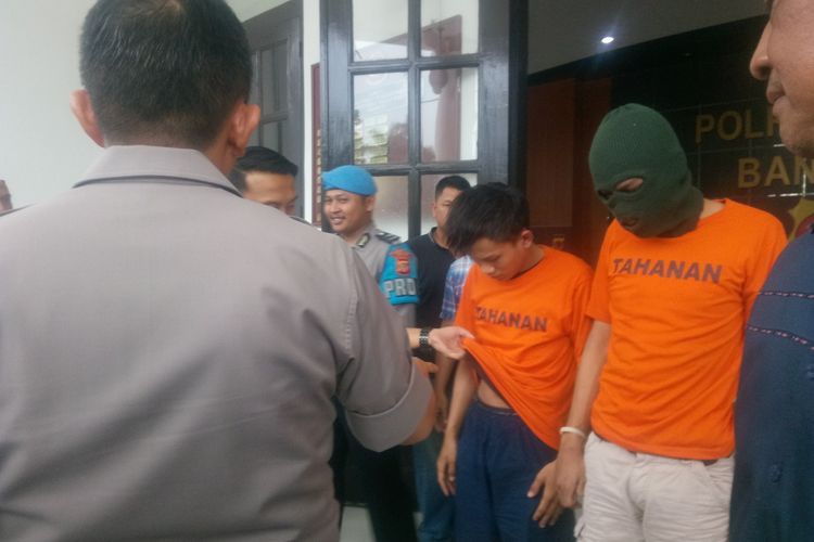 Dua pelaku pembacokan brutal di Bandung ditangkap Polisi. Terlihat keduanya mengenakan baju tahanan berwarna oranye dan tengah diperlihatkan didepan media di Mapolrestabes Bandung, Kamis (16/1/2020).