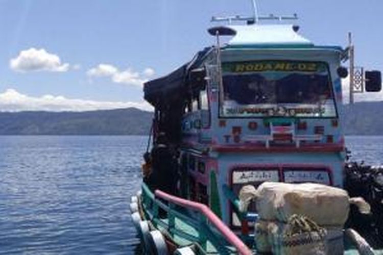 Menikmati penyeberangan ke Pulau Samosir menggunakan kapal wisata.
