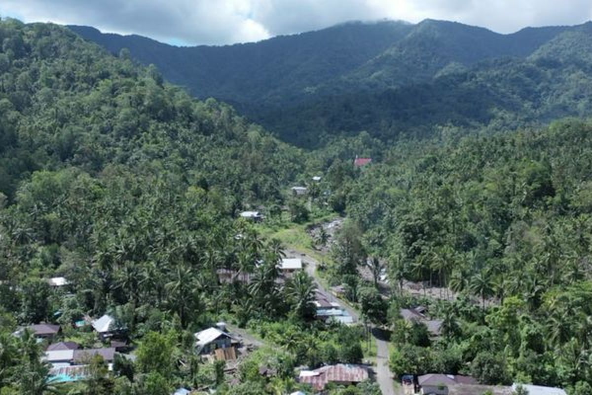 Gunung Sahendaruman yang terletak di selatan Pulau Sangihe, masuk dalam wilayah izin tambang emas.