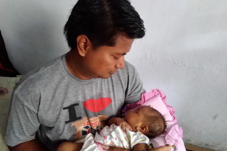 Agung dan Cika,  anak keduanya, bayi yang membutuhkan donor ASI karena ditinggal meninggal oleh ibunya