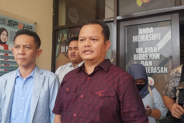 Joko Susilo (kemeja merah) didampingi pengacaranya melaporkan Wakil Ketua DPRD Purwakarta dan oejabat IPDN atas dugaan penipuan masuk IPDN.