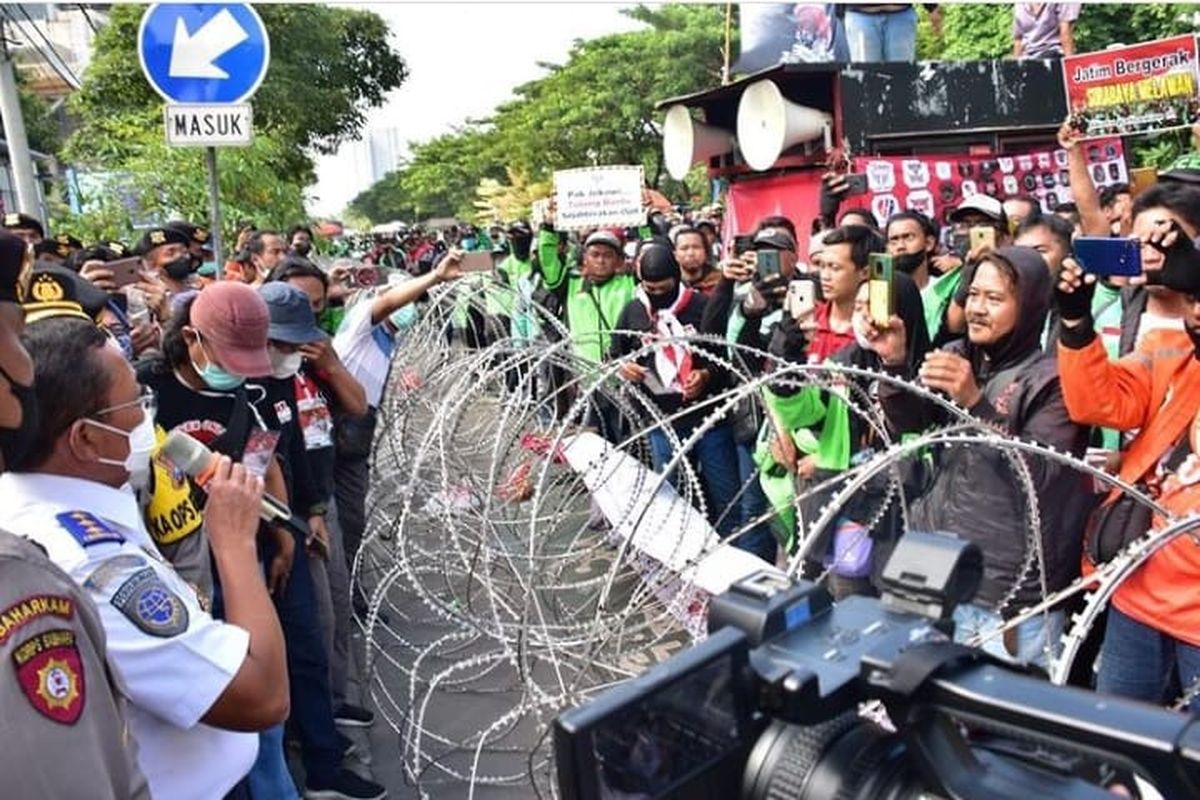 Dirjen Perhubungan Darat Kemenhub Budi Setiyadi saat mendengarkan aspirasi para pengemudi ojek online di Surabaya, Jawa Timur pada Kamis (24/3/2022).