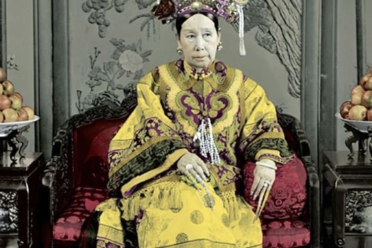 Dowager Empress Cixi (1835-1908) dengan kuku yang panjang dan pelindung kuku.