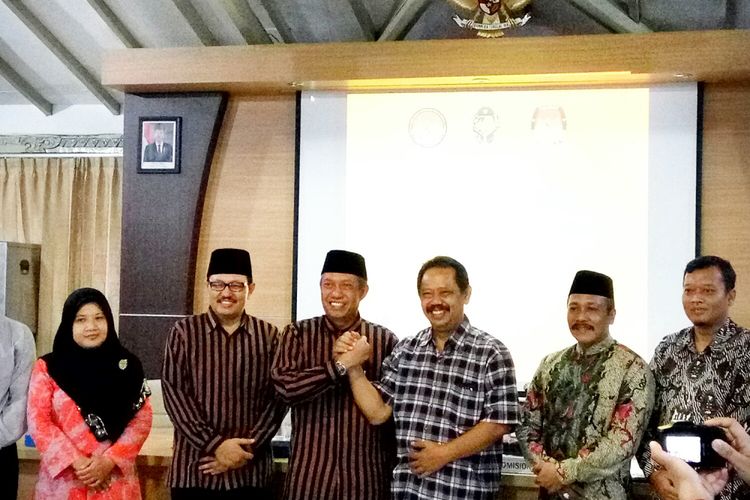 Haryadi Suyuti dan Imam Priyono saat bersalaman usai rapat pleno penetapan yang digelar oleh KPU kota Yogyakarta